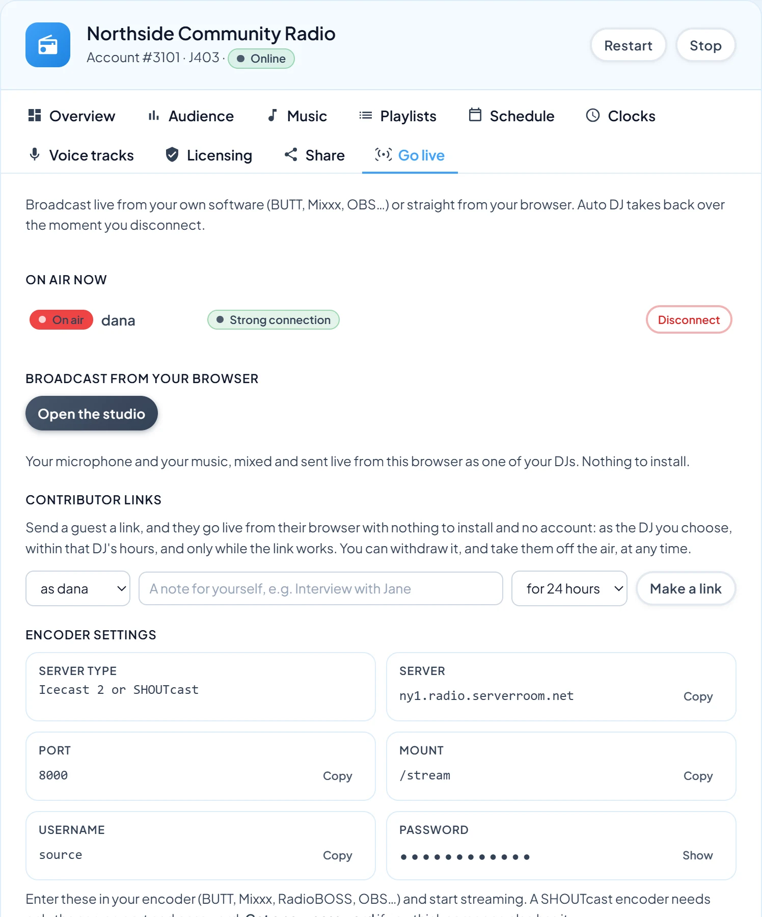 Fila Intrarea în direct: DJ-ul în emisie, studioul din browser, linkurile de invitat și setările encoderului pentru server, port, mount, utilizator și parolă